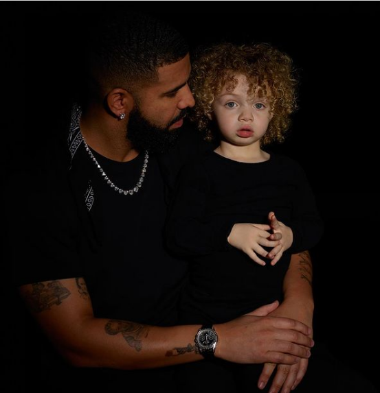 Drake partage les premières photos de son fils Adonis avec Sophie Brussaux